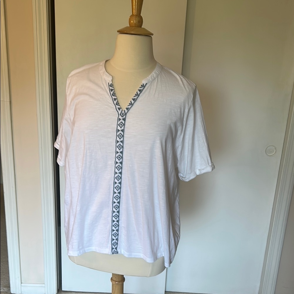 Short sleeve white V-Neck Top with embroidered detail.